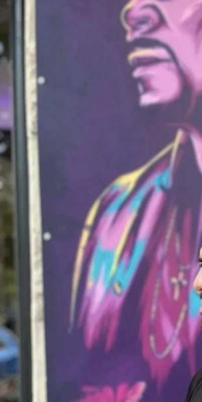 Particolare del murale viola e magenta all'ingresso
